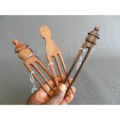 Pic à cheveux bois sculpté case Africaine à 2 dents ébène 