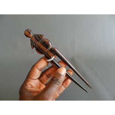 Pic à cheveux bois sculpté case Africaine à 2 dents ébène 